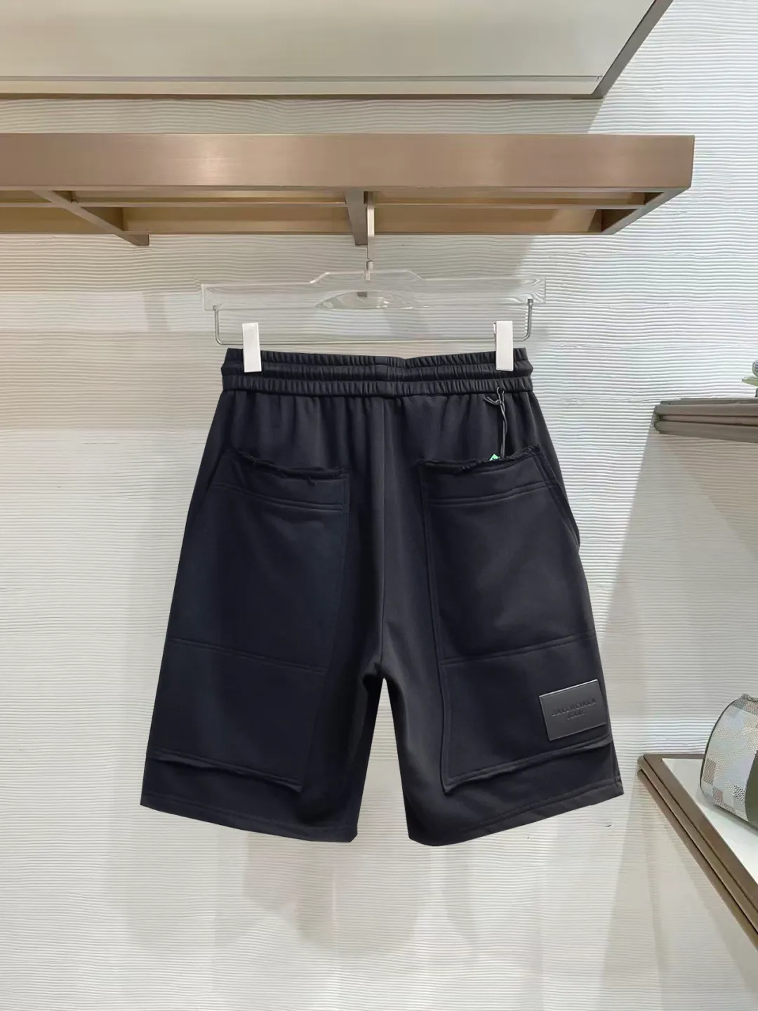 Balenciaga's three-standard complete 2026 summer New Arrival men's casual shorts, advanced custom-made Breathable fabric, Breathable fabric, extremely stretchy and comfortable, impeccable details, top-grade accessories, original logo design concept, delicate and soft feel! The upper body fit is awesome! Size: M-XXXL Please state your height and weight when ordering